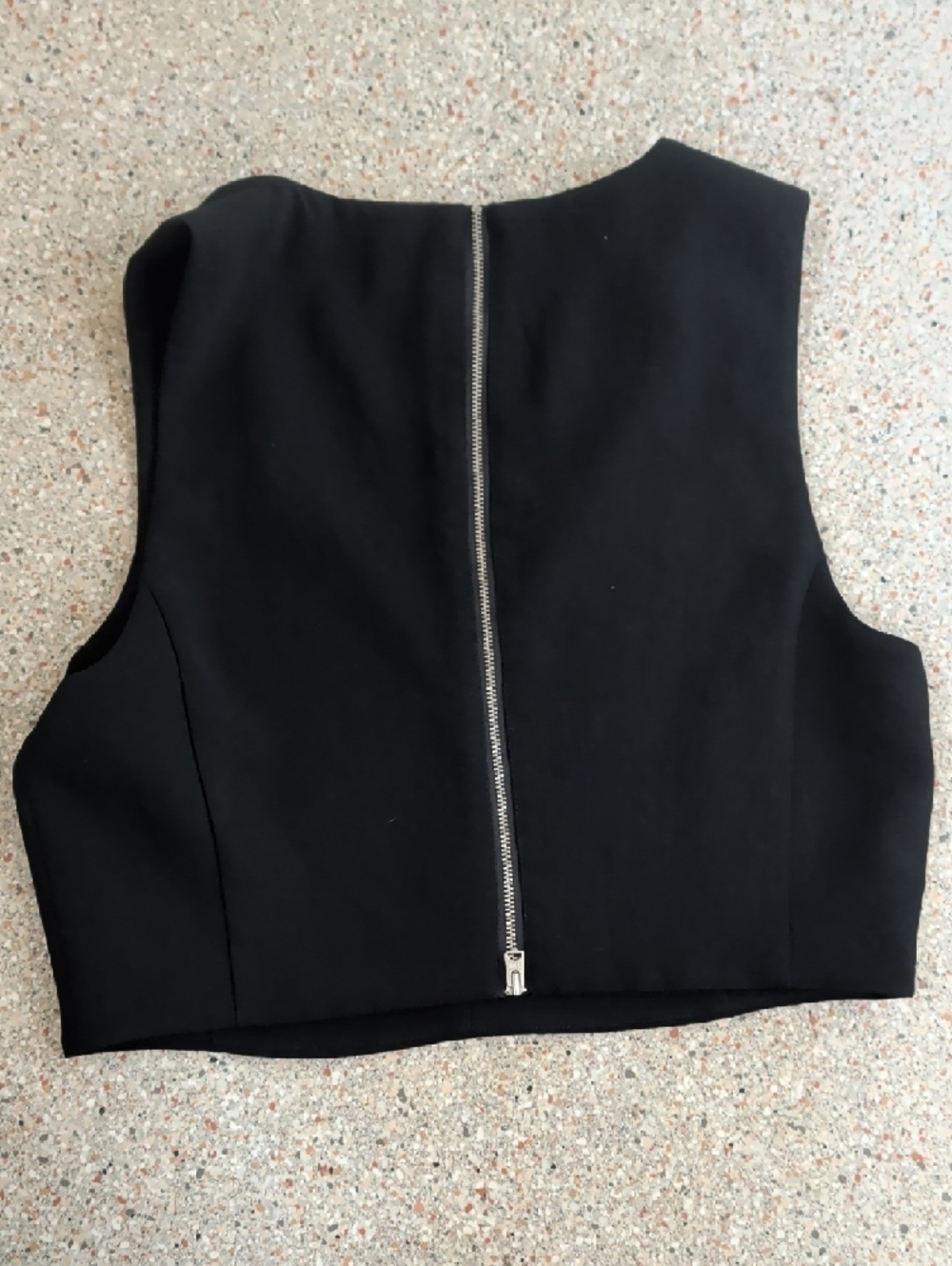 Wilfred Black V-Neck Structured Cropped Top - Picture 3 of 4